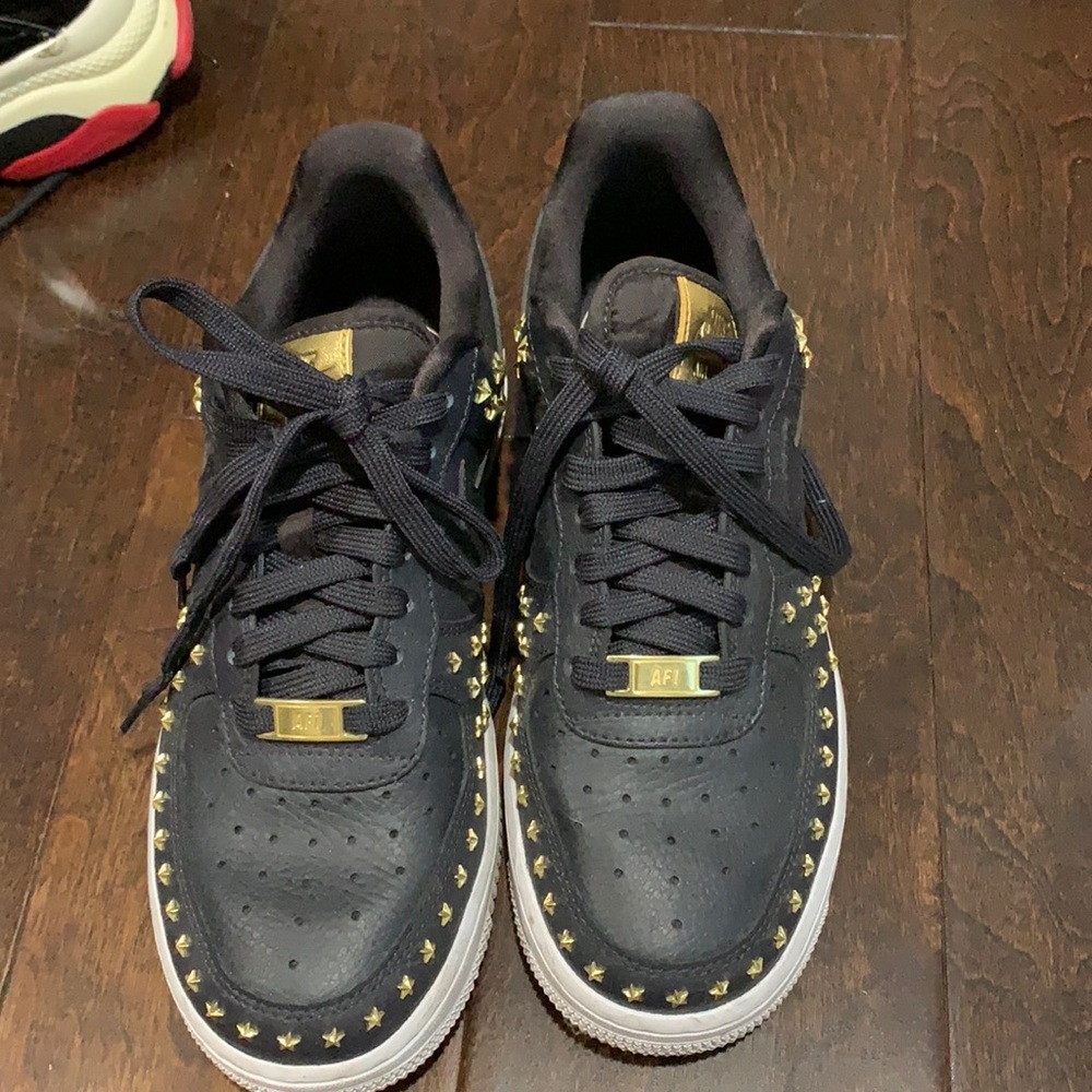 Nike Air Force 1 low “star studded” black sneaker